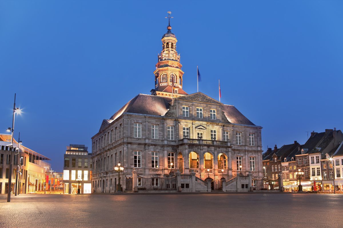 Het stadhuis van Maastricht in de avond