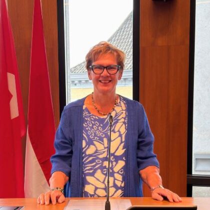 Portret van Imgriet Habets achter het spreekgestoelte in de raadszaal