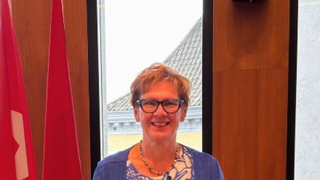 Portret van Imgriet Habets achter het spreekgestoelte in de raadszaal