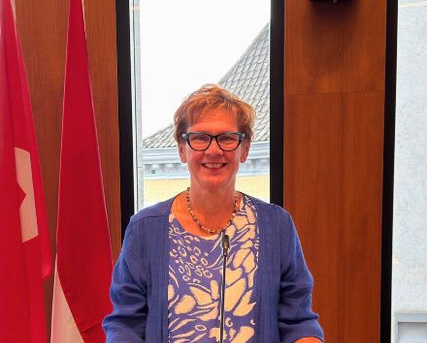 Portret van Imgriet Habets achter het spreekgestoelte in de raadszaal