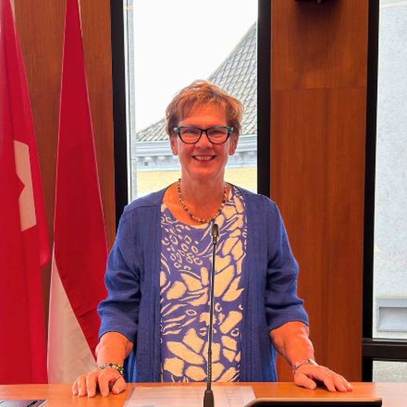 Portret van Imgriet Habets achter het spreekgestoelte in de raadszaal