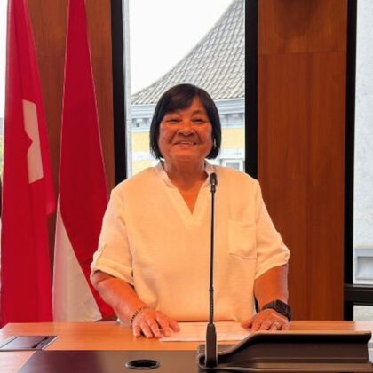 Portret van Ingrid Jeunhomme achter het spreekgestoelte in de raadszaal