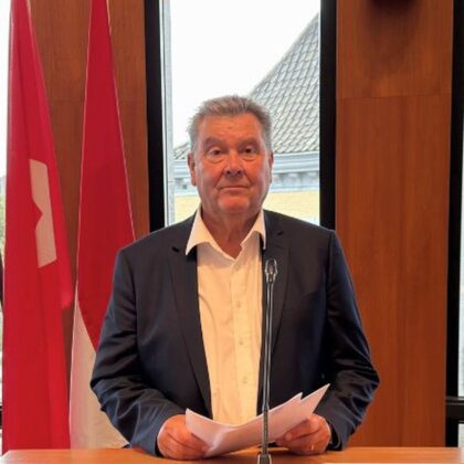 Portret van Jos Gorren achter het spreekgestoelte in de raadszaal