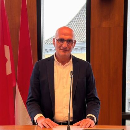 Portret van Paul van de Kandelaar achter het spreekgestoelte in de raadszaal