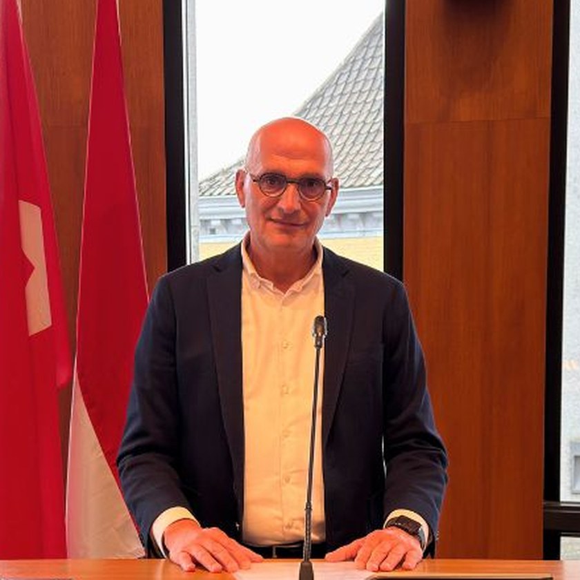 Portret van Paul van de Kandelaar achter het spreekgestoelte in de raadszaal