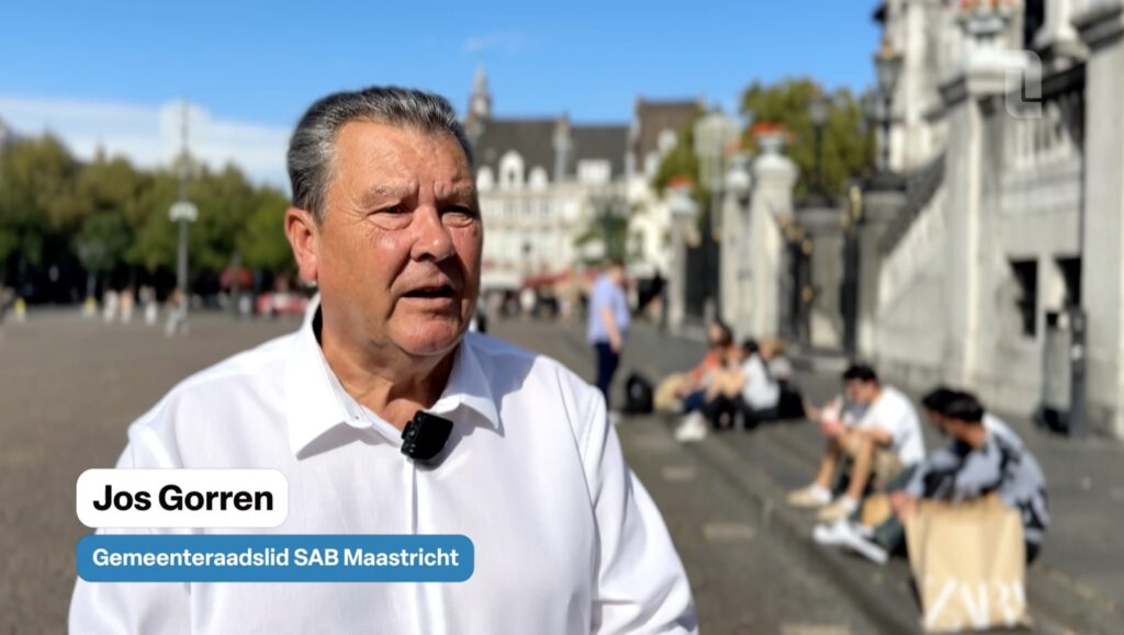 Jos Gorren, gemeenteraadslid van SAB Maastricht, in gesprek met L1 op het Vrijthof