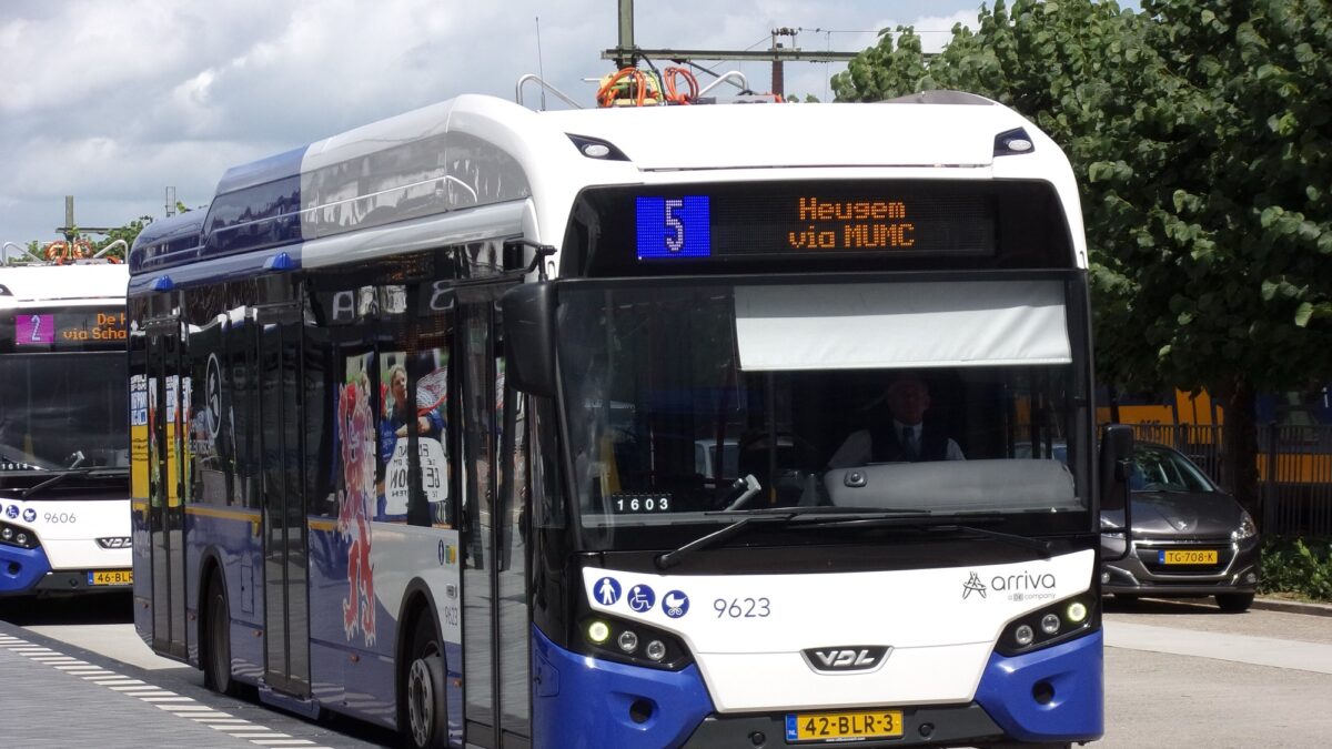 Arriva-bus bij het station van Maastricht
