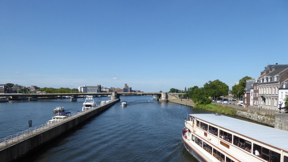 Boten aan de Maaskade in Maastricht
