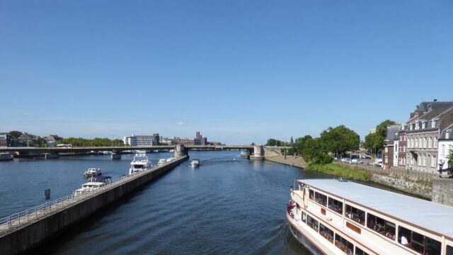 Boten aan de Maaskade in Maastricht