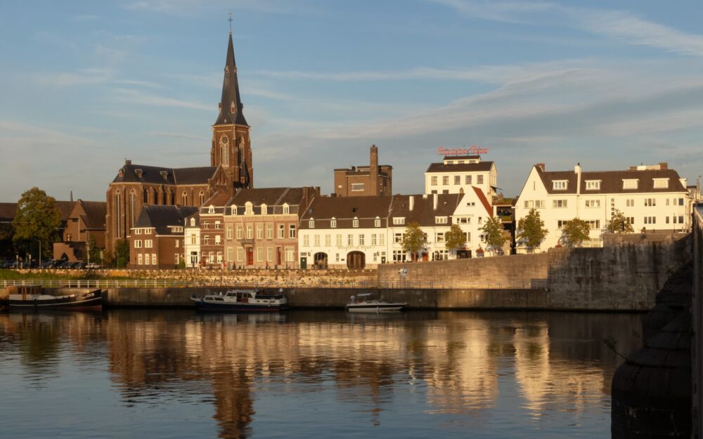 De binnenstad van Maastricht weerspiegeld in de Maas