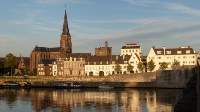 De binnenstad van Maastricht weerspiegeld in de Maas