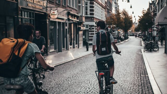 Fietsers in een straat in Maastricht