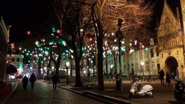Het Onze Lieve Vrouweplein bij avond
