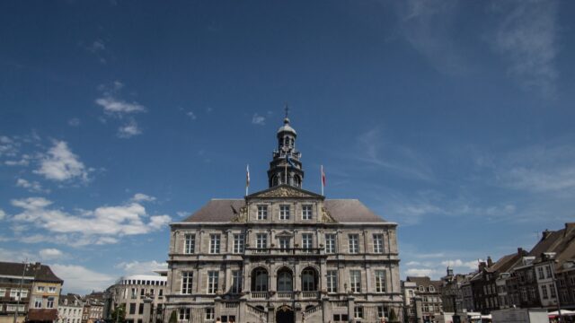 Het stadhuis op de Markt in Maastricht