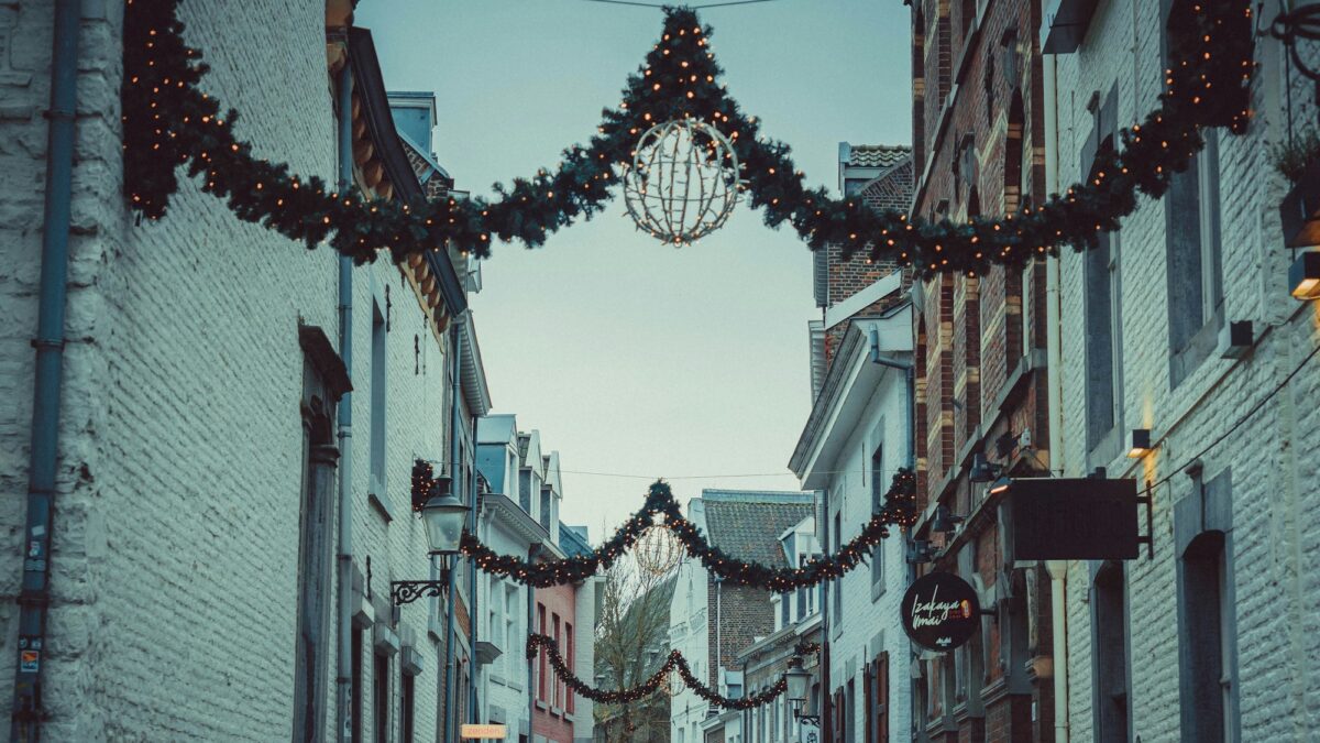 Winkelstraat met versiering in Maastricht