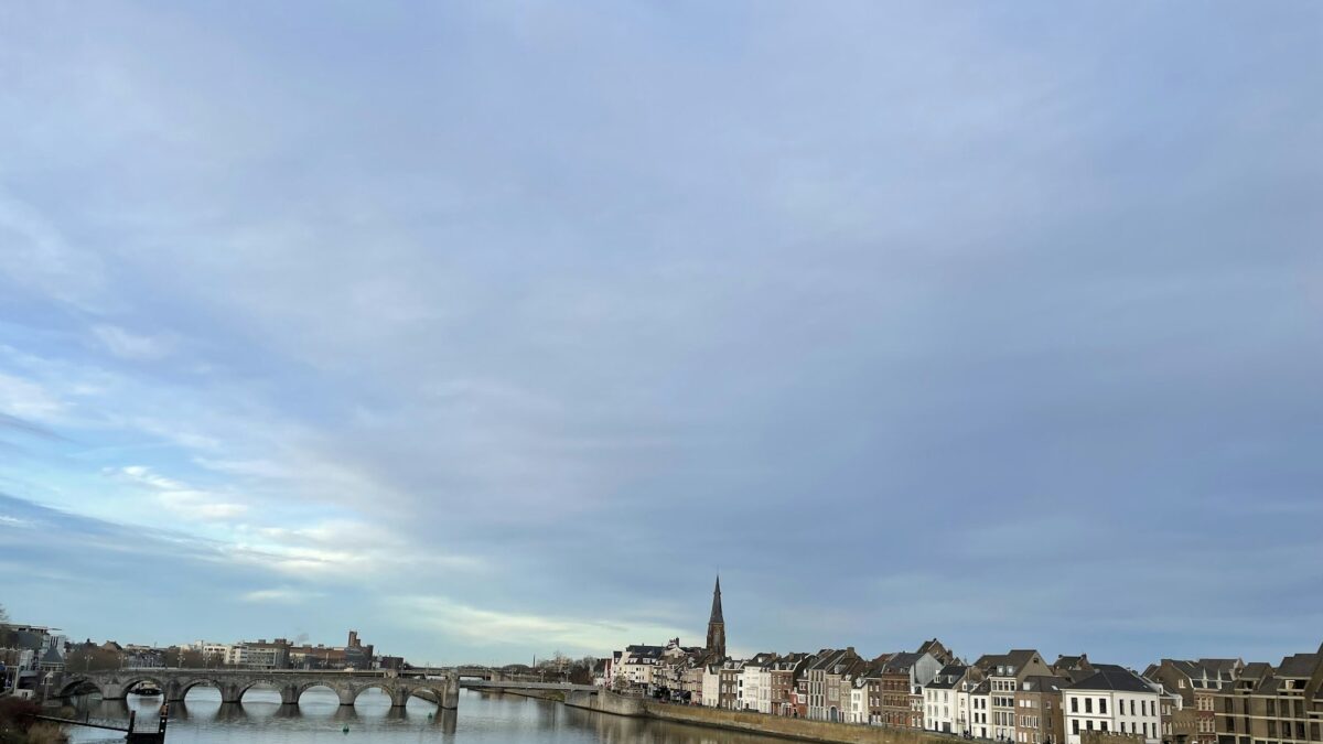 Zicht over de Maas richting de binnenstad van Maastricht